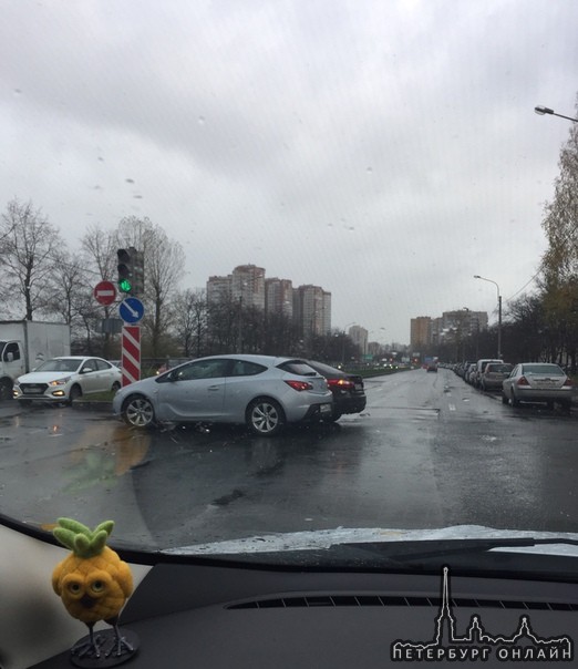 Не очень получился синхронный поворот с Пулковской улицы на Орджоникидзе