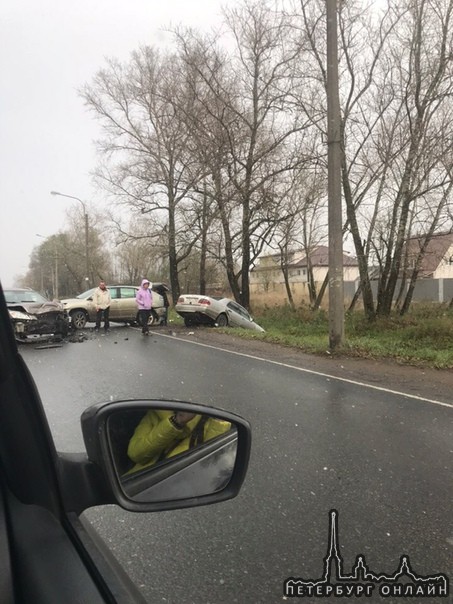 Авария на Красносельском шоссе рядом с Аннинским шоссе в сторону города, пострадавших нет и служб то...