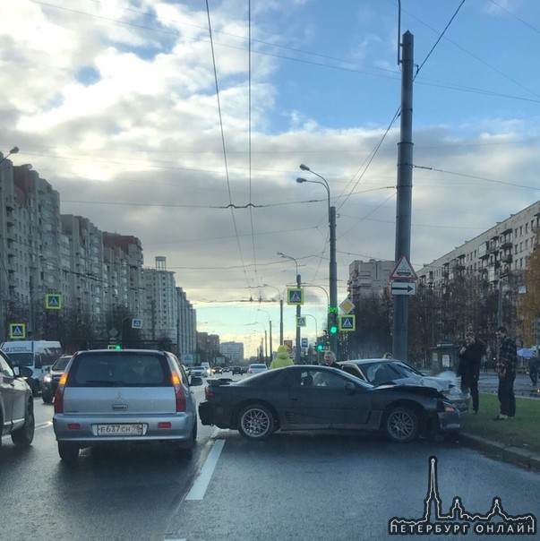 Три автомобиля столкнулись на перекрёстке проспекта Ветеранов Авангардной