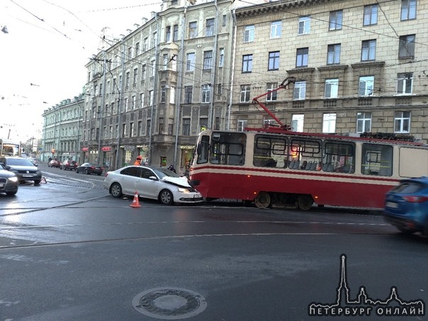 На пересечении Куйбышева и Чапаева трамвай подмял Volkswagen. Вроде бы без жертв.
