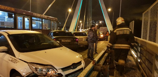 На мосту по пр. Александровской Фермы аж три аварии. В первой, с автобусом, три машины, во второй не...