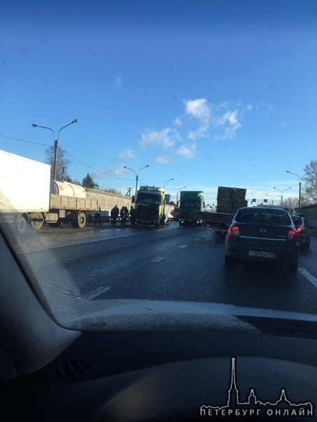 На выезде из Колпино на Московское шоссе, в сторону города собирается большая пробка