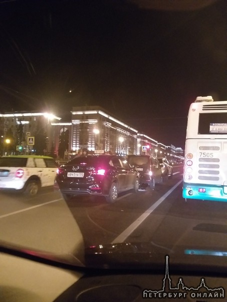 Паровозик из 3х машин на Московском проспекте в районе парка победы