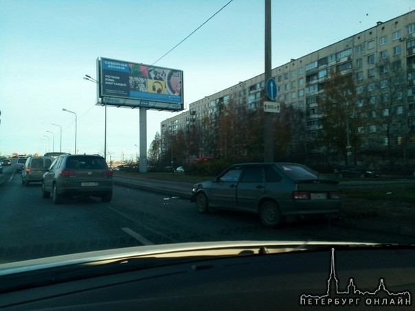 Пр. Энгельса в сторону Парнаса. Четырка хотела заехать на виадук, но автобус не пропустил.