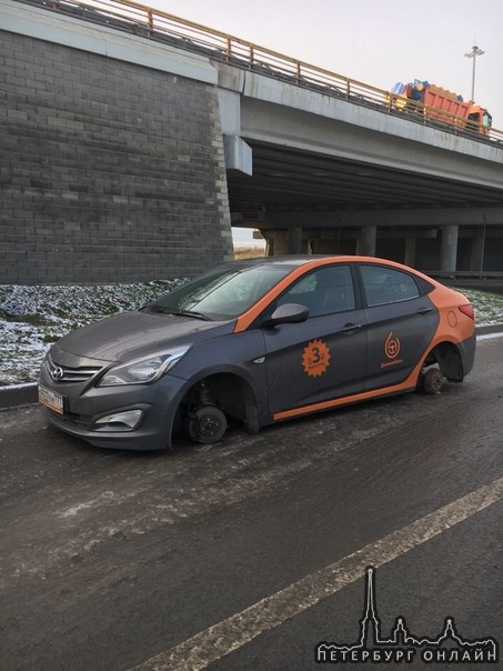 Под КАДом, в районе Пулково 2, кто-то украл колеса от делимобиля.