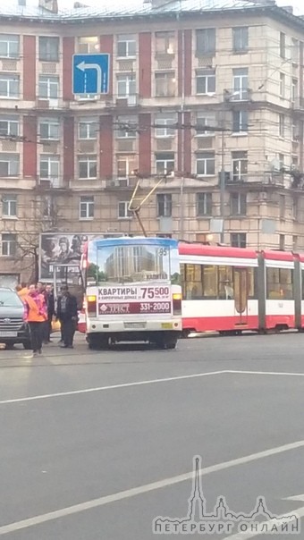 На Заневской площади, на глазах у замерзших несостоявшихся пассажиров 95-я маршрутка вписалась в 39...