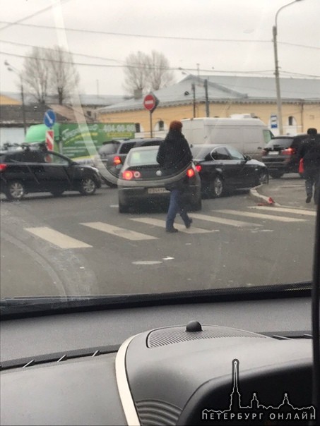 ДТП на повороте с улицы Шкапина на Обводный.