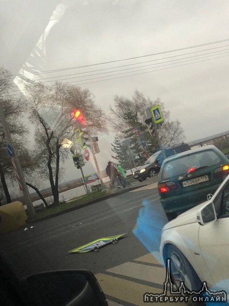 Сестрорецк. Сбили светофор и знак пешеходного перехода, mercedes влетел в запаркованную тойоту.