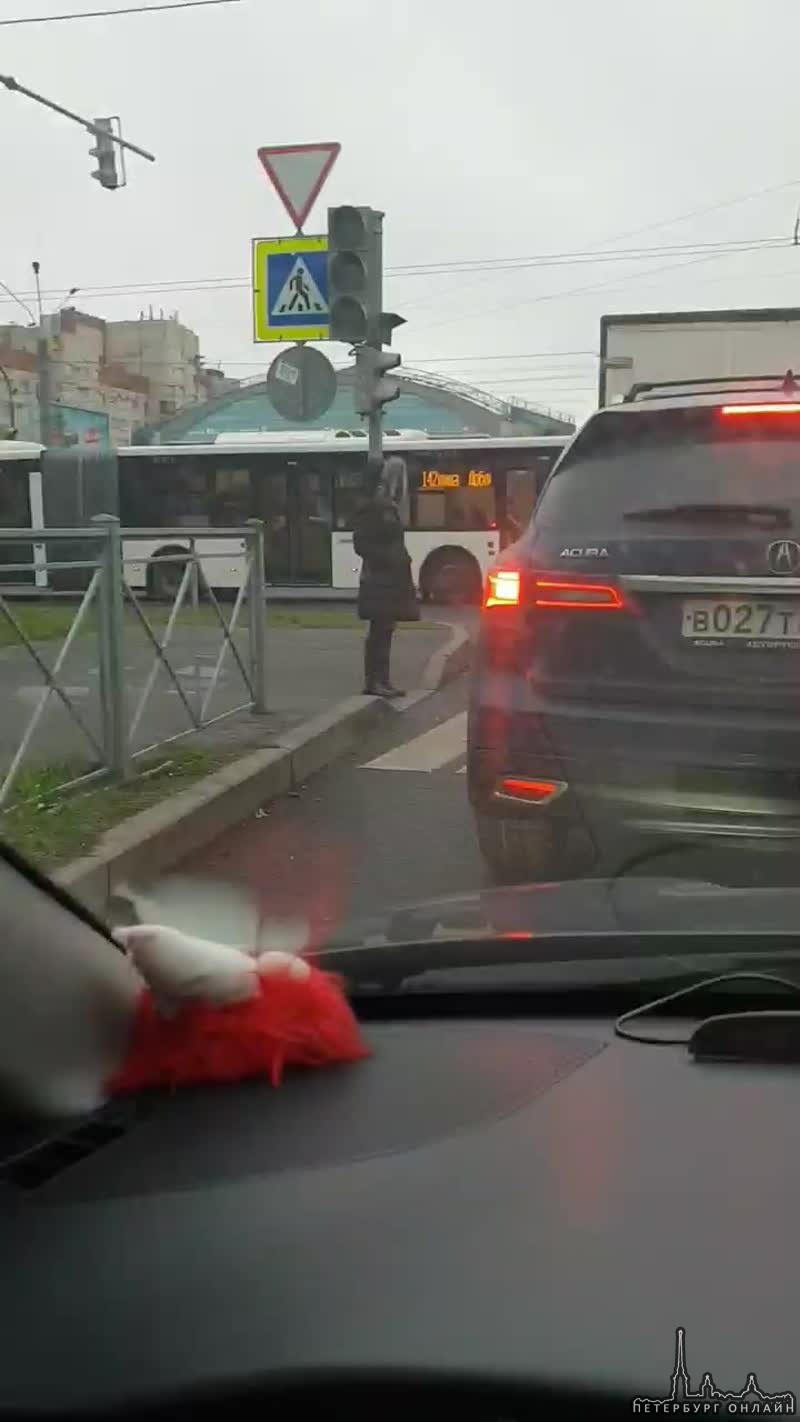 На пересечении Ленинского пр. и бульвара Новаторов не работает светофор. Объезжайте.