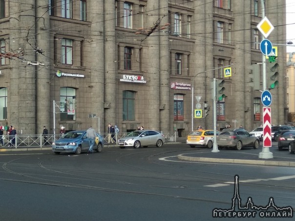 Поцелуй чиниты на Площади Ленина . Пробки из трамваев быть.