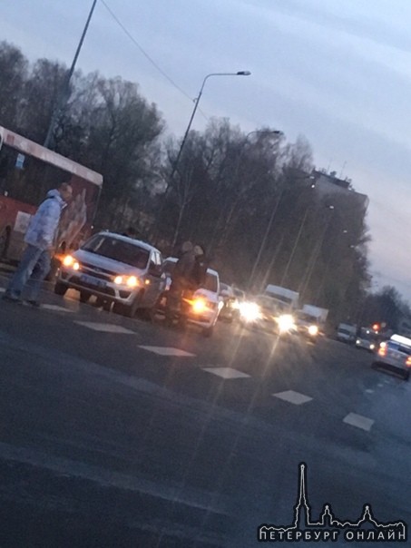 Такси 068 на улице Бабушкина догнал ППС. Сразу же на помощь приехал ещё один патруль