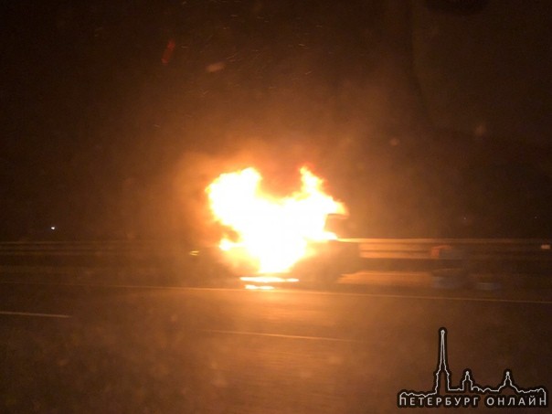 КАД в районе Шафировского. В 19:10 горела машина.