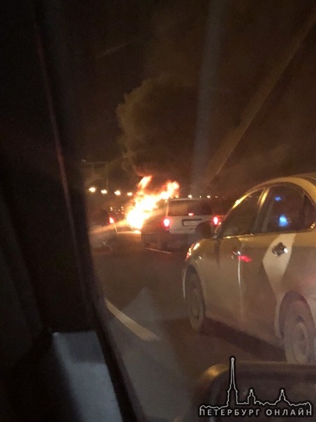 КАД в районе Шафировского. В 19:10 горела машина.