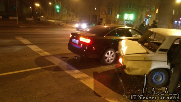 На проспекте Обуховской обороны Audi не тормозя вошла в Шкоду и ВАЗ 2106, которые стояли на светофор...