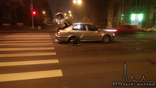 На проспекте Обуховской обороны Audi не тормозя вошла в Шкоду и ВАЗ 2106, которые стояли на светофор...