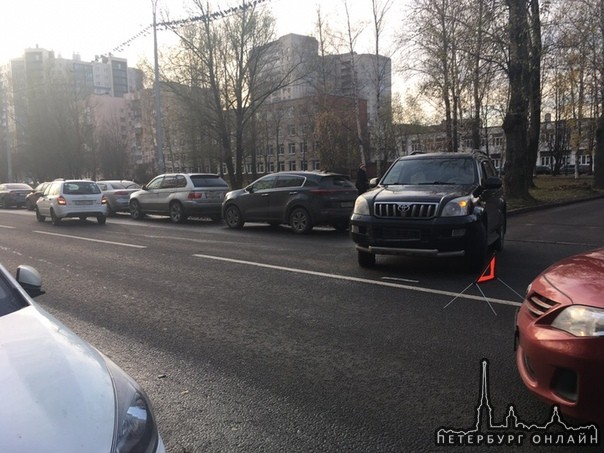 Сегодня 01.11.2018 года в 15:20 по адресу Ушинского д. 9 к. 1 произошло столкновение двух а/м тойота...