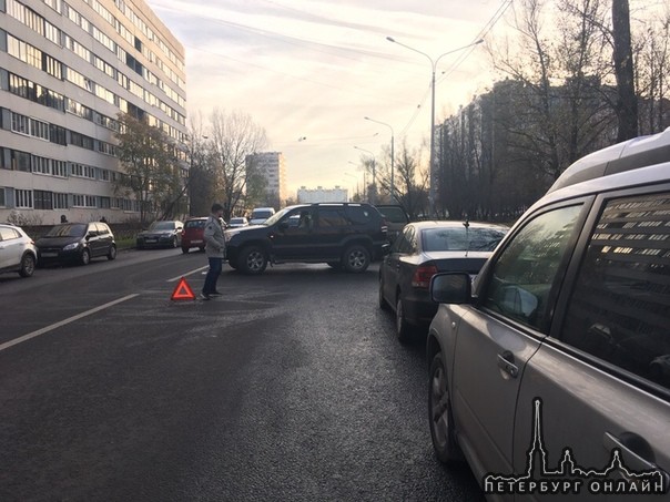 Сегодня 01.11.2018 года в 15:20 по адресу Ушинского д. 9 к. 1 произошло столкновение двух а/м тойота...