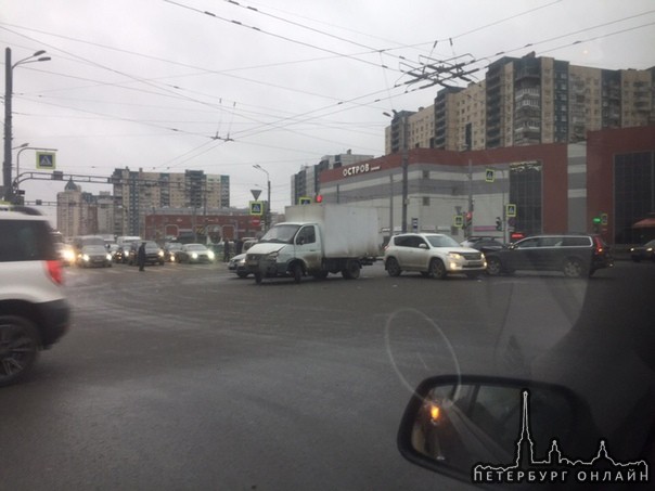 Газель и Volvo столкнулись на перекрёстке Косыгина и Индустриального