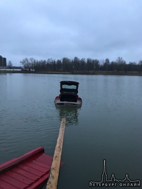 Volvo решил искупнуться в озере на Аннинском шоссе в Горелово)