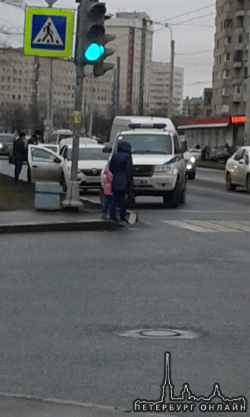 На пересечении проспекта Ветеранов и улицы Козлова в 12:30 , погоня полицейской машины за белой ино...
