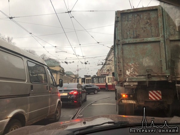 На пересечении Комсомола и Лебедева маленький ад. Трамвай перегородил полосу, а затем самосвал зацеп...