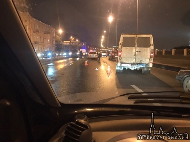 На Приморском шоссе не доезжая до Ушаковской развязки две несильно побитые машины и детские или деви...