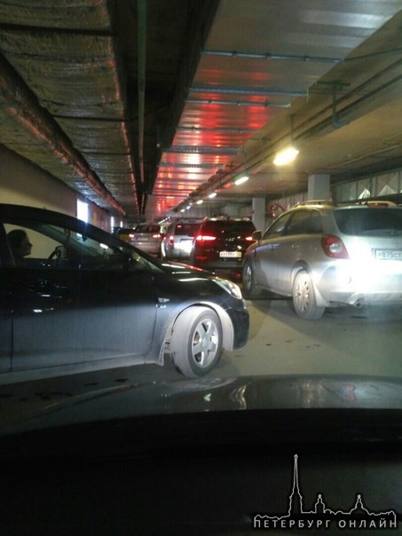 В Питерленде коллапс на подземной парковке. Не заехать, не уехать. Не надо сюда.