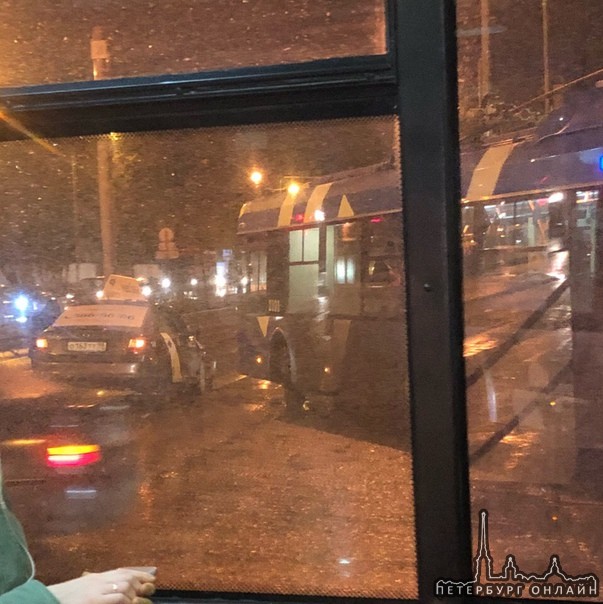 На Кондратьевском, пересечение Маршала Блюхера авария с участием автомобиля такси. Небольшая пробка.