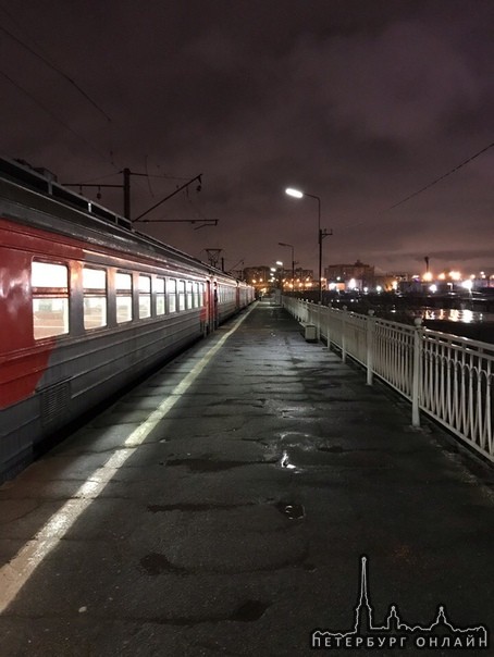 На станции Яхтенная 21:30,электричка следовавшая в сторону СПб сбила человека. Электричка стоит ровн...