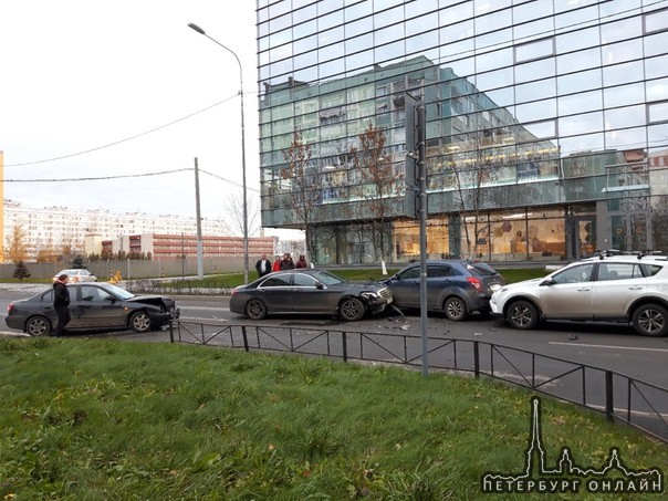 На улице Шостаковича напротив мебельного, паровозик из 4 автомобилей.