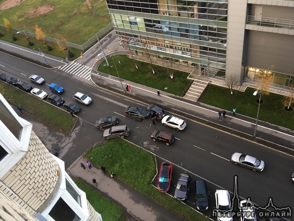 На улице Шостаковича напротив мебельного, паровозик из 4 автомобилей.