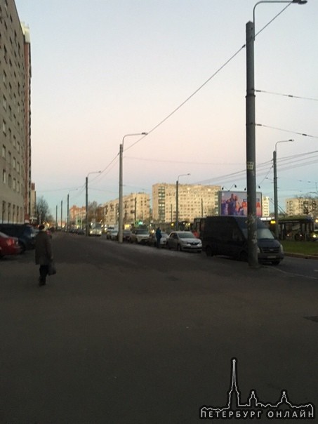 На перекрёстке Солдата Корзуна и Ветеранов около универсама Таллинский все троллейбусы в сторону мет...