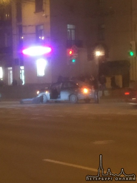 В 18:25 на перекрёстке Ивановской и Бабушкина чёрный автомобиль врезался и пронёс белую машину