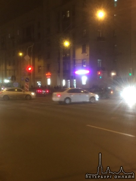 В 18:25 на перекрёстке Ивановской и Бабушкина чёрный автомобиль врезался и пронёс белую машину