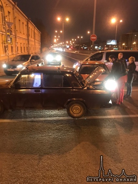 На пересечении Лиговского с Обводным Volkswagen протаранил Ладу. Женщина за рулём немца, что до, чт...