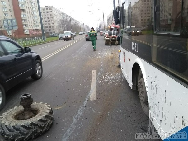 Трактор дрифтанул поворачивая с улицы Димитрова на Будапештскую в сторону Гашека и у него оторвало к...