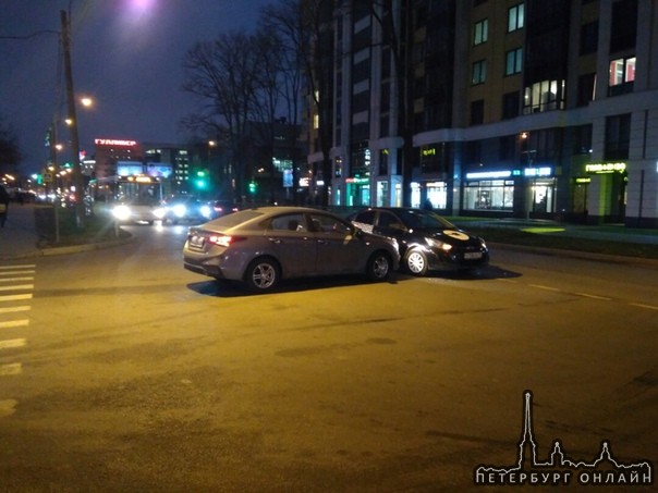 Липовая,15. На Т-образном перекрестке столкнулись два авто: Hyundai и Ford.