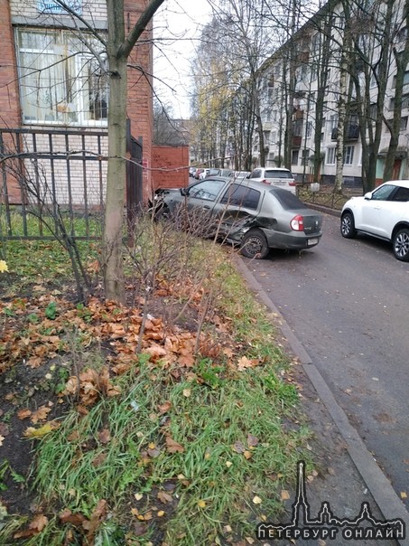 На Ушинского машина влетела в угол дома, И еще две по улице стоят.