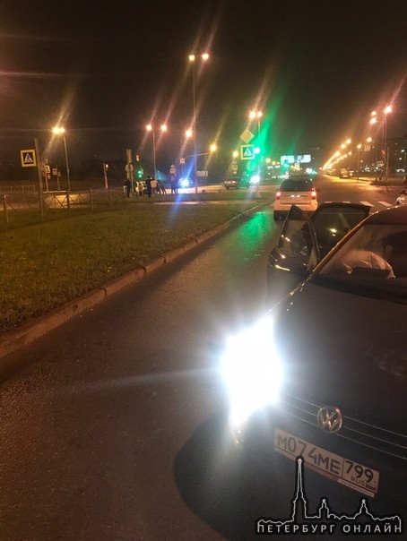 На перекрестке Королёва и Долгоозерной таксист, поворачивая налево не уступил делимобилю. В такси Ки...