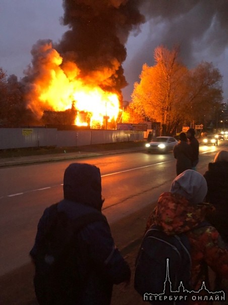 В Мурино горит шиномонтаж недалеко от метро Девяткино