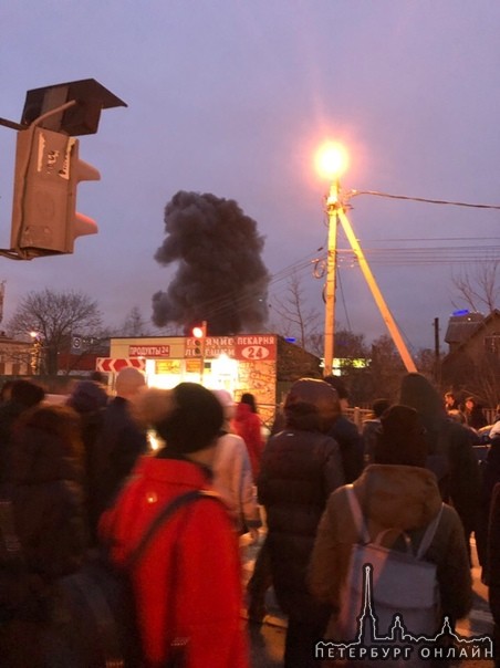 В Мурино горит шиномонтаж недалеко от метро Девяткино