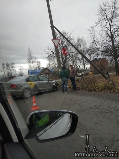 За Металлостроем произошло ДТП с участием такси на ул. Труда/Петрозаводское ш.