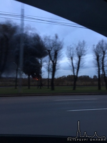Что-то горит на пересечении маршала Жукова и Ветеранов. Предположительно поле.