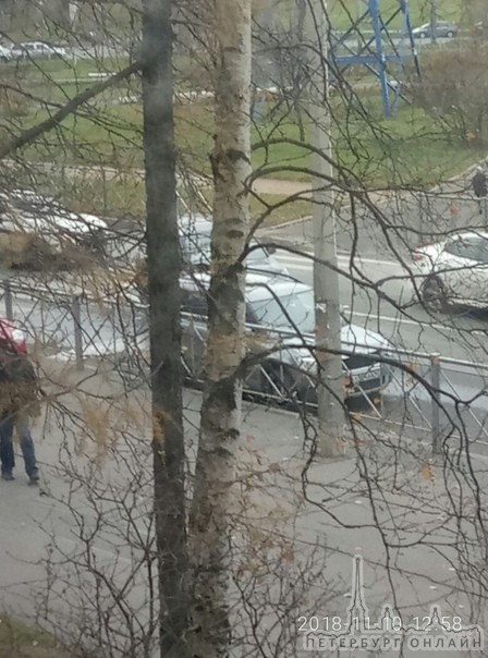 На Петергофском шоссе 1/1 на дороге внедорожник влетел в припоркованую шкоду
