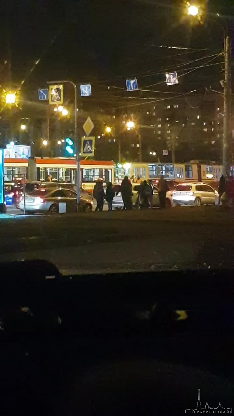 Один трамвай заблокировал перекресток Большевиков и Коллонтай