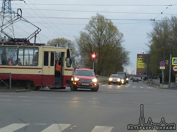 Ford попал под трамвай на перекрестке Новосёлов и Дальневосточного