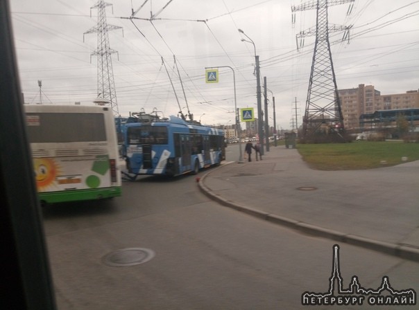 Автобус подрезал троллейбус на пересечении ш. Революции и Индустриального пр.