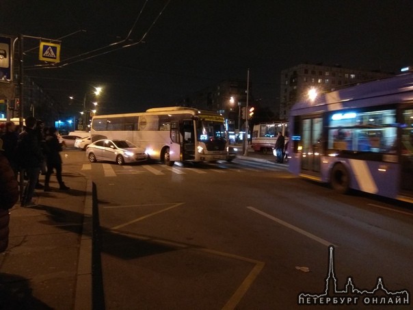 У метро Дыбенко встретились автобус 575 и Solaris в сторону Кудрово.