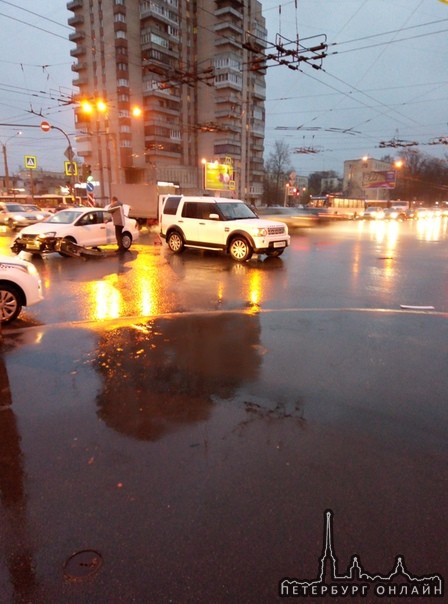 ДТП на перекрёстке Ленинского пр. и ул. Зины Портновой, проезду мешают, собирается пррбка