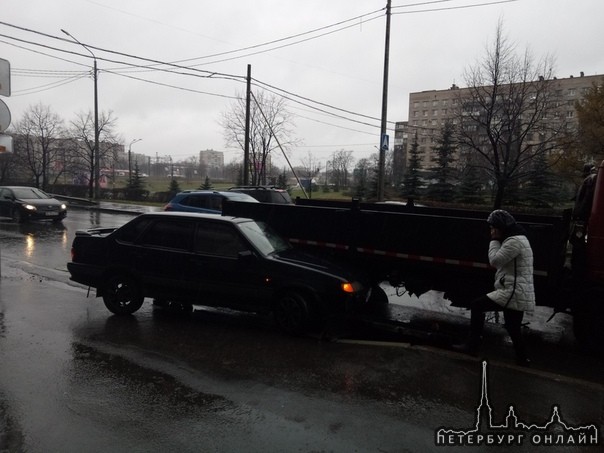 На улице Белградская, дама на ВАЗ влезла под грузовик, собирается пробка.
